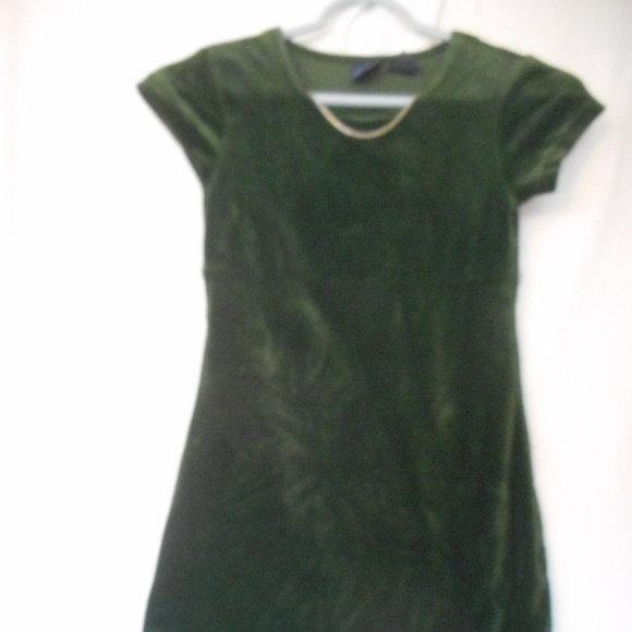 Basic Editions Other - Green Velour dress with detachable necklace